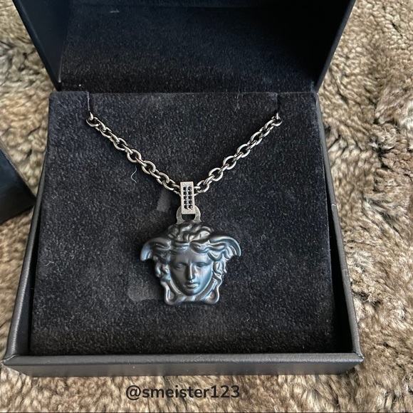 🖤Rare Versace La Medusa Black Matte Pendant Necklace - Picture 5 of 7